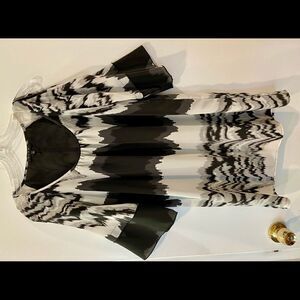 Glam 3/4 Sleeve Black and White Fluid Patterned Dress Size S.